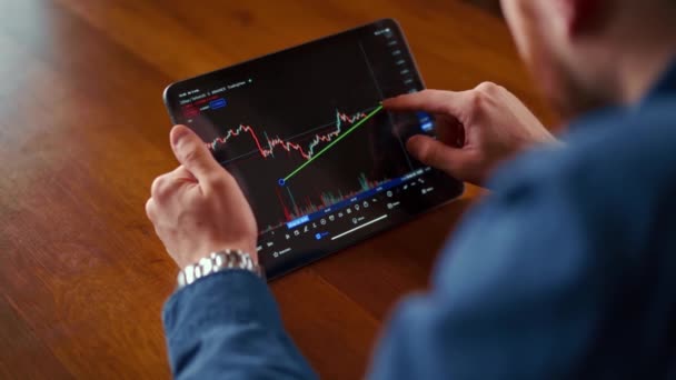 Businessman Checking Bitcoin Price Chart Digital Exchange Mobile Phone Screen — Vídeos de Stock