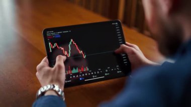 İş adamı cep telefonu ekranında dijital döviz grafiğini kontrol ediyor, kripto para birimi gelecek fiyat öngörüsü kavramı