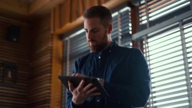 İş adamı cep telefonu ekranında dijital döviz grafiğini kontrol ediyor, kripto para birimi gelecek fiyat öngörüsü kavramı