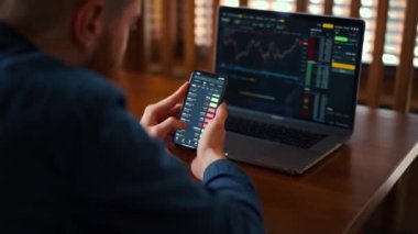 İş adamı cep telefonu ekranında dijital döviz grafiğini kontrol ediyor, kripto para birimi gelecek fiyat öngörüsü kavramı