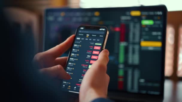 Empresário Verificando Gráfico Preços Bitcoin Troca Digital Tela Telefone Móvel — Vídeo de Stock