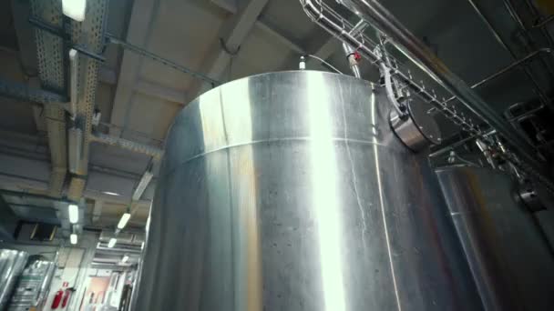 Grandes Tanques Acero Con Cerveza Planta Cervecera Industrial Tanques Acero — Vídeos de Stock