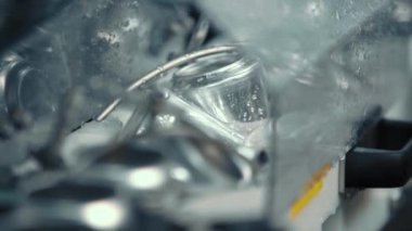 Bir üretim fabrikasında, bira fabrikasında bira doldurmak.