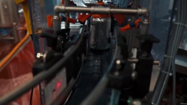 Bira fabrikasındaki bira üretimi için ekipman.