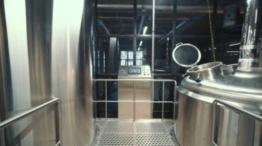 Bira fabrikasındaki bira üretimi için ekipman.