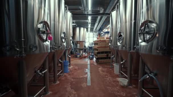 Große Stahltanks Mit Bier Einer Industriebrauerei Edelstahltanks Zum Brauen Von — Stockvideo