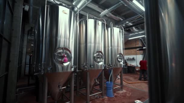 Grote Stalen Tanks Met Bier Industriële Brouwerij Fabriek Rvs Tanks — Stockvideo