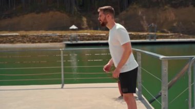 Genç adam hızlı koşuyor. Ormanda dayanıklılık eğitimi alıyor.