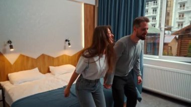 Genç çift otel odasında ilk kez yatağa düşüyor.