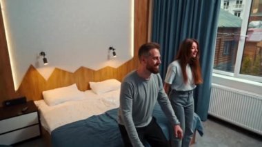 Genç çift otel odasında ilk kez yatağa düşüyor.