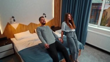 Genç çift otel odasında ilk kez yatağa düşüyor.