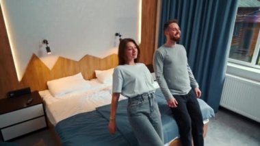 Genç çift otel odasında ilk kez yatağa düşüyor.