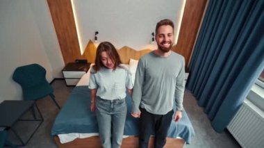 Genç çift otel odasında ilk kez yatağa düşüyor.