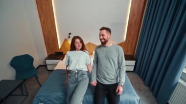 Genç çift otel odasında ilk kez yatağa düşüyor.