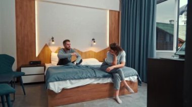 Genç çift otel odasında kavga ediyor.