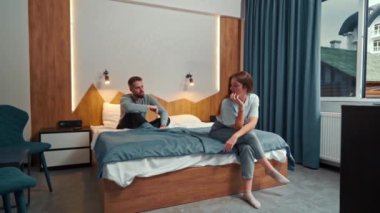 Genç çift otel odasında kavga ediyor.