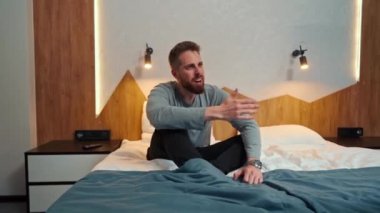 Genç çift otel odasında kavga ediyor.