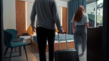 Genç bir çift otele geldi ve bir bavulla odaya girdi.