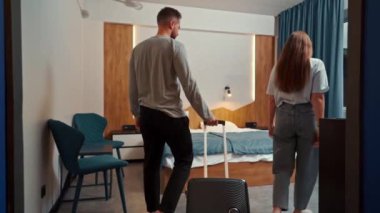 Genç bir çift otele geldi ve bir bavulla odaya girdi.
