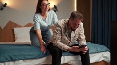 Adam otel odasındaki telefonda çalışıyor ve kız da aşk için ilgi istiyor.