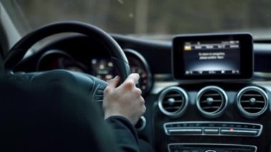 Akşamları lüks bir arabayla ormanın içinden geçeceğiz.