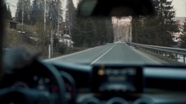 Akşamları lüks bir arabayla ormanın içinden geçeceğiz.