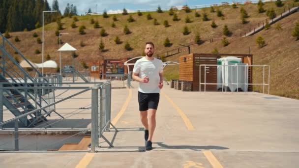 Genç Adam Hızlı Koşuyor Ormanda Dayanıklılık Eğitimi Alıyor — Stok video