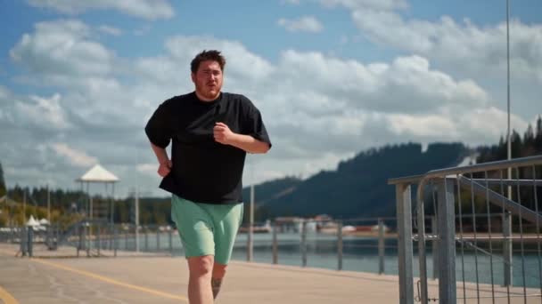 Młody Tłuszcz Człowiek Jest Jogging Trening Wyzwanie Wytrzymałość Szkolenia Lesie — Wideo stockowe