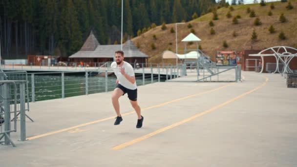 Genç Adam Hızlı Koşuyor Ormanda Dayanıklılık Eğitimi Alıyor — Stok video