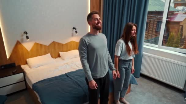 Junges Paar Fällt Hotelzimmer Zum Ersten Mal Auf Bett — Stockvideo