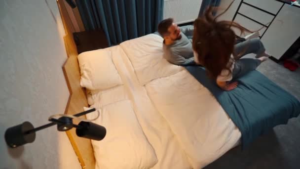 Unga Par Hotellrum Faller Sängen För Första Gången — Stockvideo