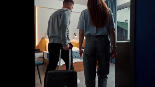 Jeune Couple Est Arrivé Hôtel Est Entré Dans Chambre Avec — Video