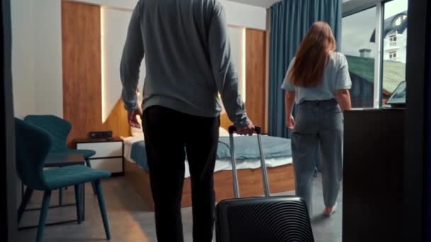 Ett Ungt Par Anlände Till Hotellet Och Kom Rummet Med — Stockvideo