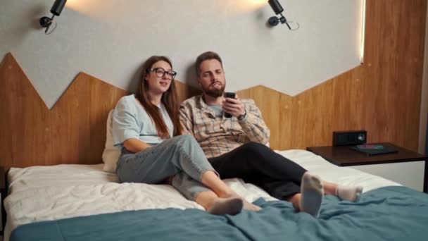 Young Couple Watching Hotel Room Smiling — Video Stock