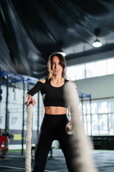 심장외과에서 싸우기 밧줄을 훈련시키는 여성이야 스포츠 보디빌더가 무거운 올린다 선수의 — 스톡 사진