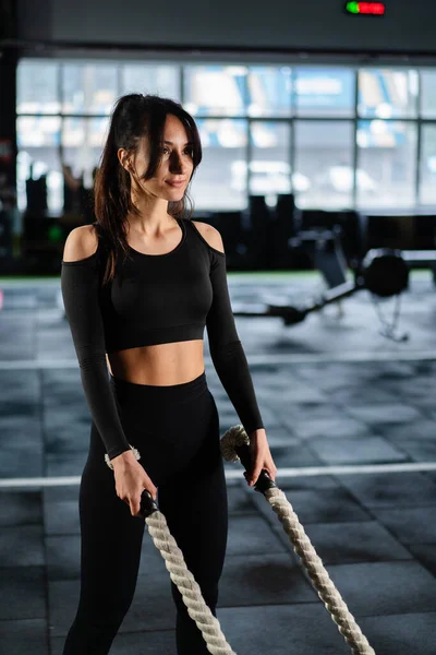 Krachtige Vrouw Training Strijd Touwen Bij Cardiotraining Donkere Sportschool Professionele — Stockfoto