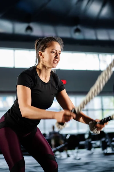 Güçlü Bir Kadın Karanlık Spor Salonunda Kardiyo Antrenmanında Dövüş Ipleri — Stok fotoğraf