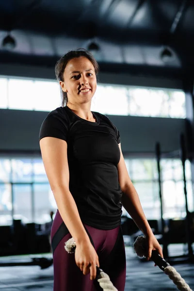 Potentes Cuerdas Batalla Entrenamiento Mujer Entrenamiento Cardiovascular Gimnasio Oscuro Atleta — Foto de Stock