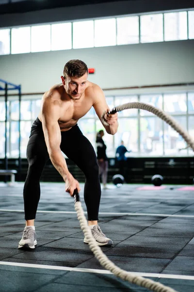Homem Poderoso Treinamento Cordas Batalha Treino Cardio Ginásio Escuro Atleta — Fotografia de Stock