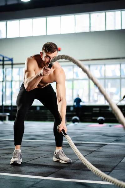 Homem Poderoso Treinamento Cordas Batalha Treino Cardio Ginásio Escuro Atleta — Fotografia de Stock