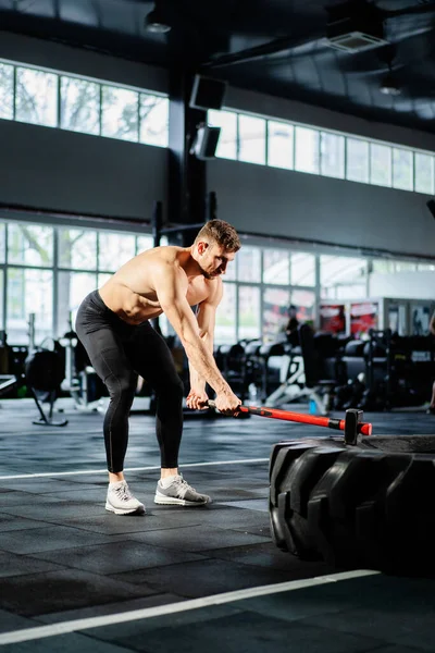 Kraftfull Man Med Hammare För Styrketräning Gym Muskulös Man Slår — Stockfoto