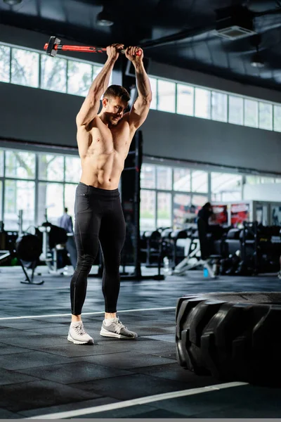 Hombre Poderoso Usando Martillo Para Entrenamiento Fuerza Gimnasio Hombre Musculoso —  Fotos de Stock