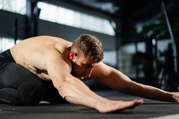 Mannen Golvet Gymmet Gör Stretching Efter Armhävningar Från Golvet — Stockfoto
