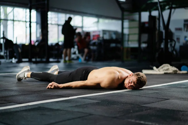 Man Vilar Ligger Golvet Gymmet Han Mycket Trött Och Mår — Stockfoto