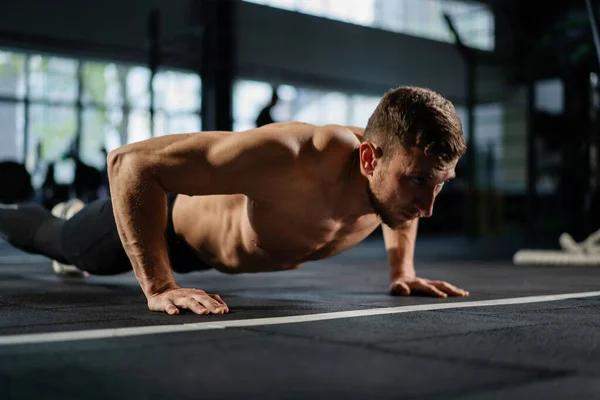 Muž Dělá Kliky Tělocvičně Výdech Vdechování Push Upech Cvičení Ideální — Stock fotografie