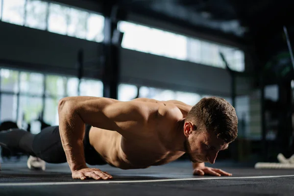 Homem Fazer Flexões Num Ginásio Expiração Inalação Após Flexões Exercício — Fotografia de Stock