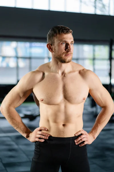 Homme Athlétique Posant Hardcore Dans Salle Gym — Photo
