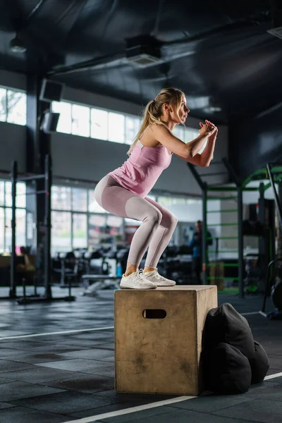 선수가 어두운 체육관에서 단련을 박스에 뛰어드는 여자는 스포츠 클럽에서 운동을 — 스톡 사진