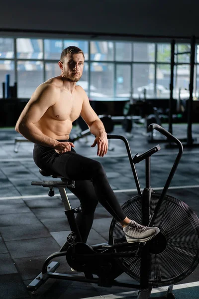 Avrupa Yorgunluğu Çeken Güçlü Adam Spor Salonunda Egzersiz Bisikletiyle Çalıştıktan — Stok fotoğraf