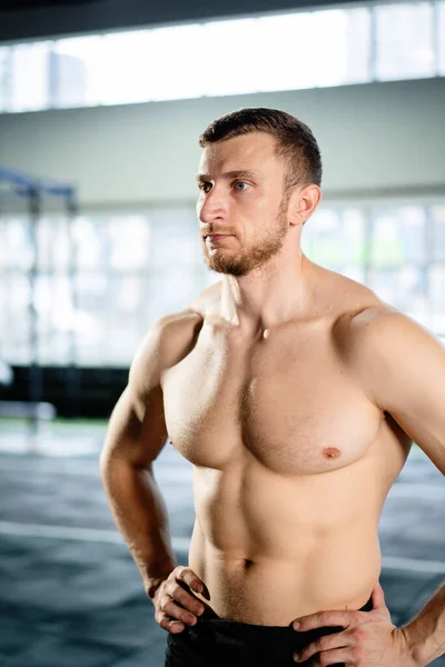 Homme Athlétique Posant Hardcore Dans Salle Gym — Photo